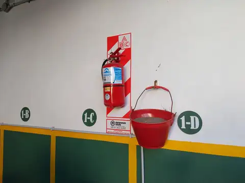 DOS LOTES R4 DONDE FUNCIONA ACTUALMENTE UNA COCHERA
