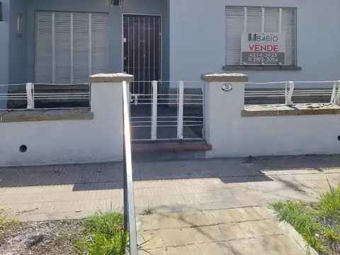 CASA EN VENTA EN BURZACO, RECICLADA A NUEVO  APTO CREDITO