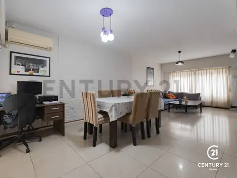Venta - Casa de 4 Dormitorios con Cochera y Patio con Parrillero en Barrio Abasto