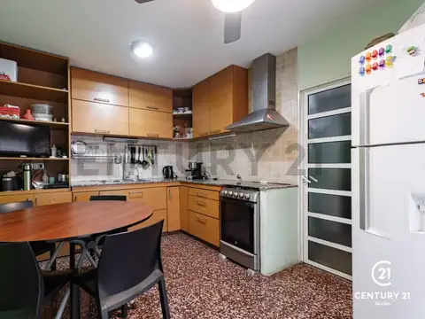 Casa 6 ambientes con 2 baños