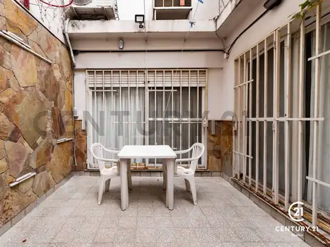Venta - Casa de 4 Dormitorios con Cochera y Patio con Parrillero en Barrio Abasto