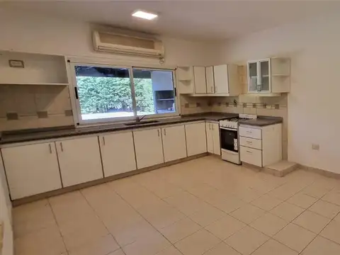 Casa en Alquiler con 2 cocheras