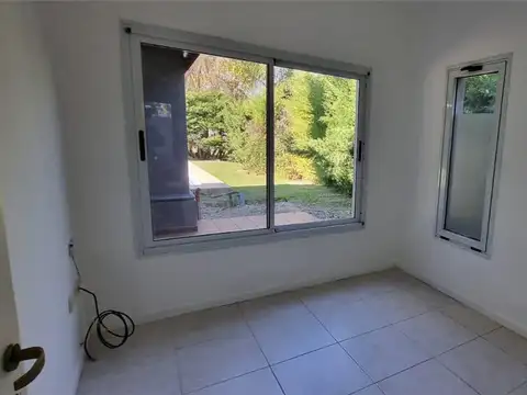 Casa en Alquiler con 2 cocheras