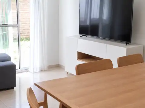 Alquiler de departamento de 2 ambientes con patio y jardin