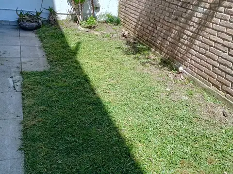 Alquiler de departamento de 2 ambientes con patio y jardin