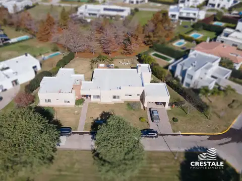 Casa en Venta con 3 cocheras