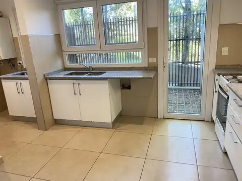 Casa en Alquiler con 1 cochera