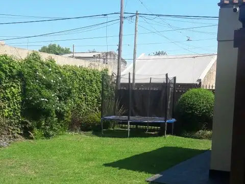 Casa en Alquiler con 2 cocheras