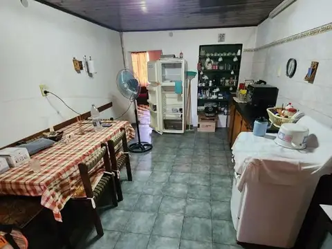 CASA QUINTA CON PILETA Y QUINCHO SOBRE 4.300 M² DE TERRENO