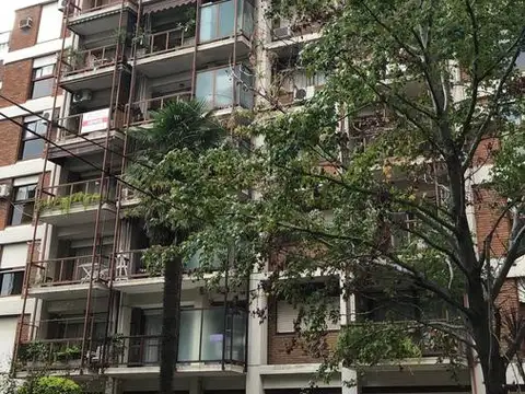 4 ambientes con balcón y cochera, de Avenida a Vías.