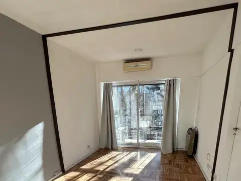 Cómodo, luminoso, al frente con balcón