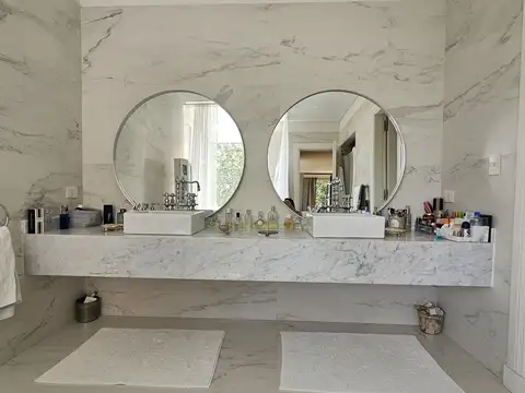 Casa en Alquiler con 2 cocheras