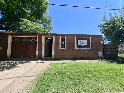 Casa de 2 dormitorio con comodín en Granadero Baigorria.