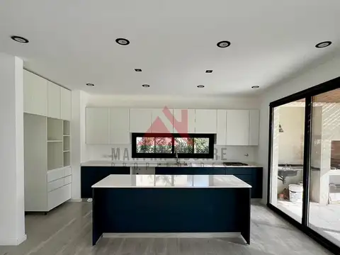 Casa en Venta con 3 cocheras