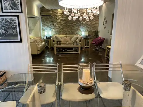 VENTA HERMOSA CASA CON PARQUE, PILETA Y QUINCHO