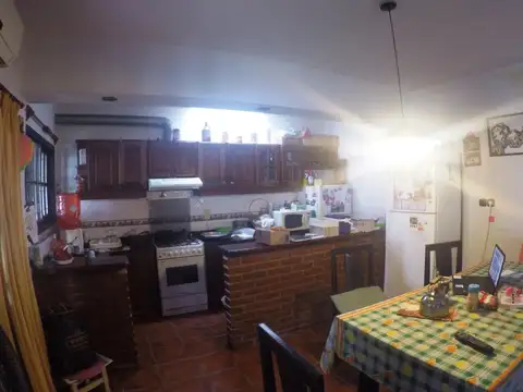 Casa 6 ambientes con 2 baños