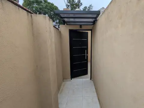 Depto Tipo Casa en Alquiler en Lanus Este, $ 480.000