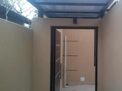 Depto Tipo Casa en Alquiler en Lanus Este, $ 690.000