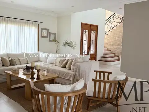 Casa en Venta con 3 cocheras