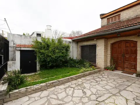 Casa 6 ambientes con 2 baños