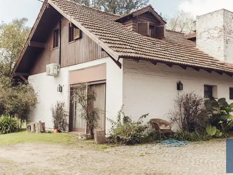 Casa 8 ambientes con 4 baños