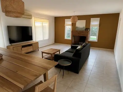 Casa en Alquiler con 3 cocheras