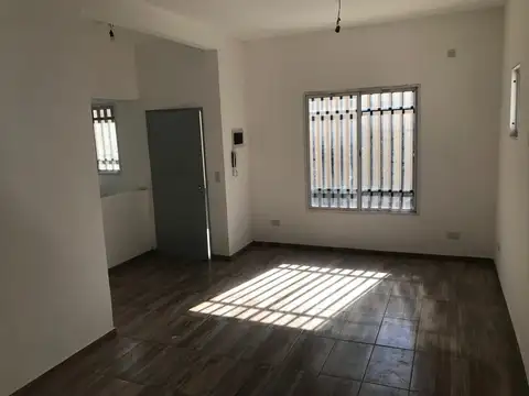 Depto Tipo Casa en Alquiler con 1 cocheras