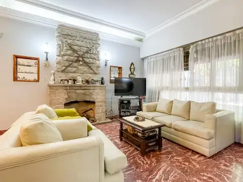 Casa 7 ambientes con 2 baños
