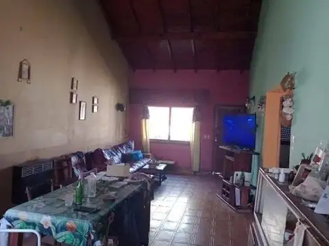 CASA EN VENTA CON LOCAL A RECICLAR