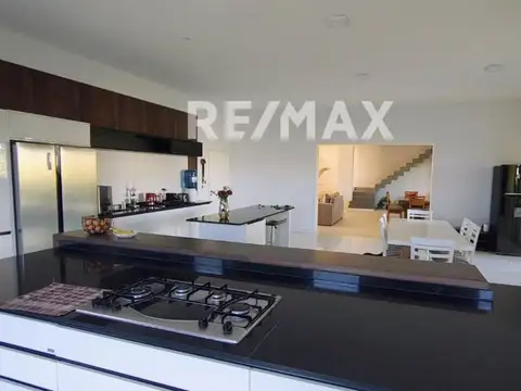 Casa 8 ambientes con 3 baños