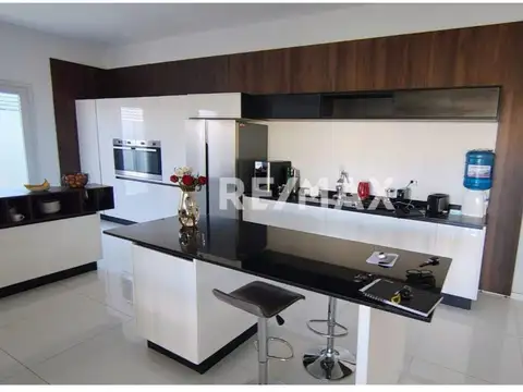 Casa en Venta con 3 cocheras