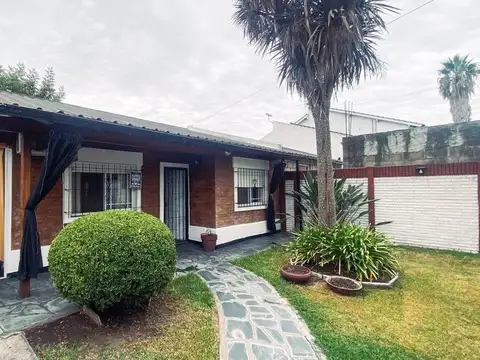 CASA EN VENTA EN EZEIZA CON PILETA