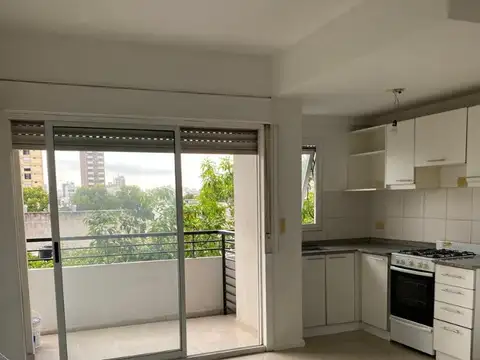 1 AMBIENTE CON BALCON MUY LUMINOSO AL FRENTE
