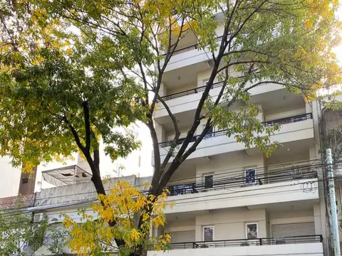1 AMBIENTE CON BALCON MUY LUMINOSO AL FRENTE