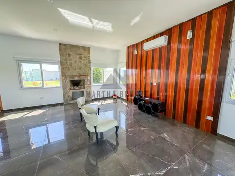 Casa en Alquiler con 2 cocheras