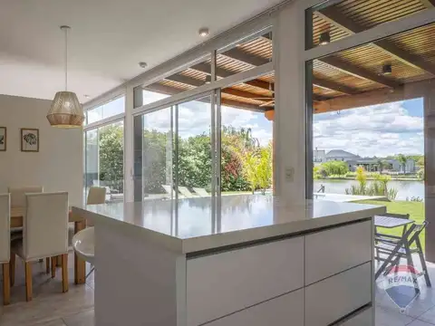 Casa en venta con vista al lago y pileta El Cantón
