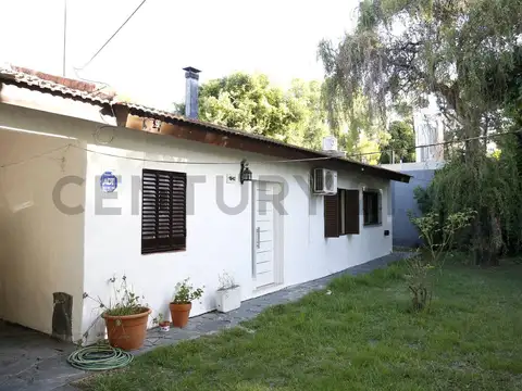 CASA EN VENTA DE 3 DORMITORIOS EN CITY BELL - APTO BANCO.