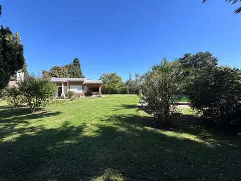 CASA QUINTA CON PILETA EN VENTA Y GRAN PARQUE