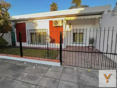 Casa en venta - 2 Dormitorios 1 Baño - Cochera - 200Mts2 - Ituzaingó