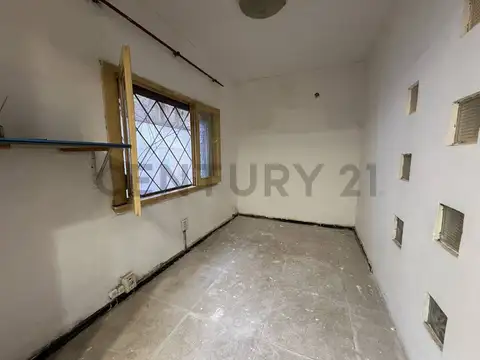 VENTA casa 5 ambientes con doble cochera y fondo APTO CRÉDITO - Llavallol, Lomas de Zamora
