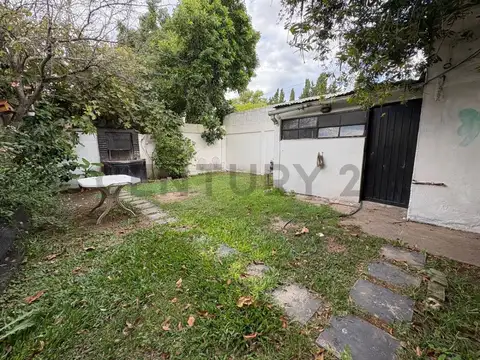 VENTA casa 5 ambientes con doble cochera y fondo APTO CRÉDITO - Llavallol, Lomas de Zamora