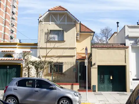 Imponente casa de estilo, EN 2 Plantas,  con parque  - 4 dormitorios