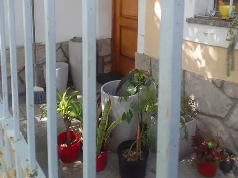 Casa 5 ambientes con 1 baño