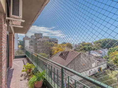 Departamento en venta de 4 ambientes con balcón corrido y cochera cubierta en Olivos