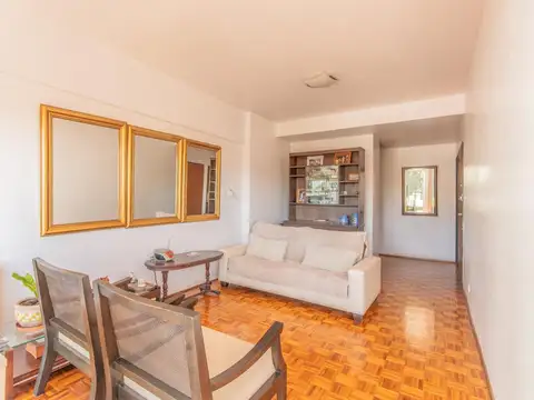 Departamento en venta de 4 ambientes con balcón corrido y cochera cubierta en Olivos