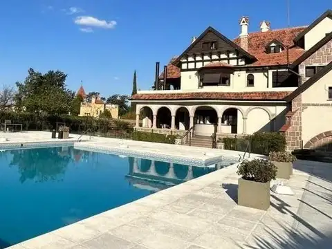 Departamento en  Casonas del Cerro 3 dormitorios con patio 2 cocheras