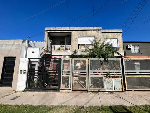Departamento en planta alta de 4 ambientes, 115 m2 .