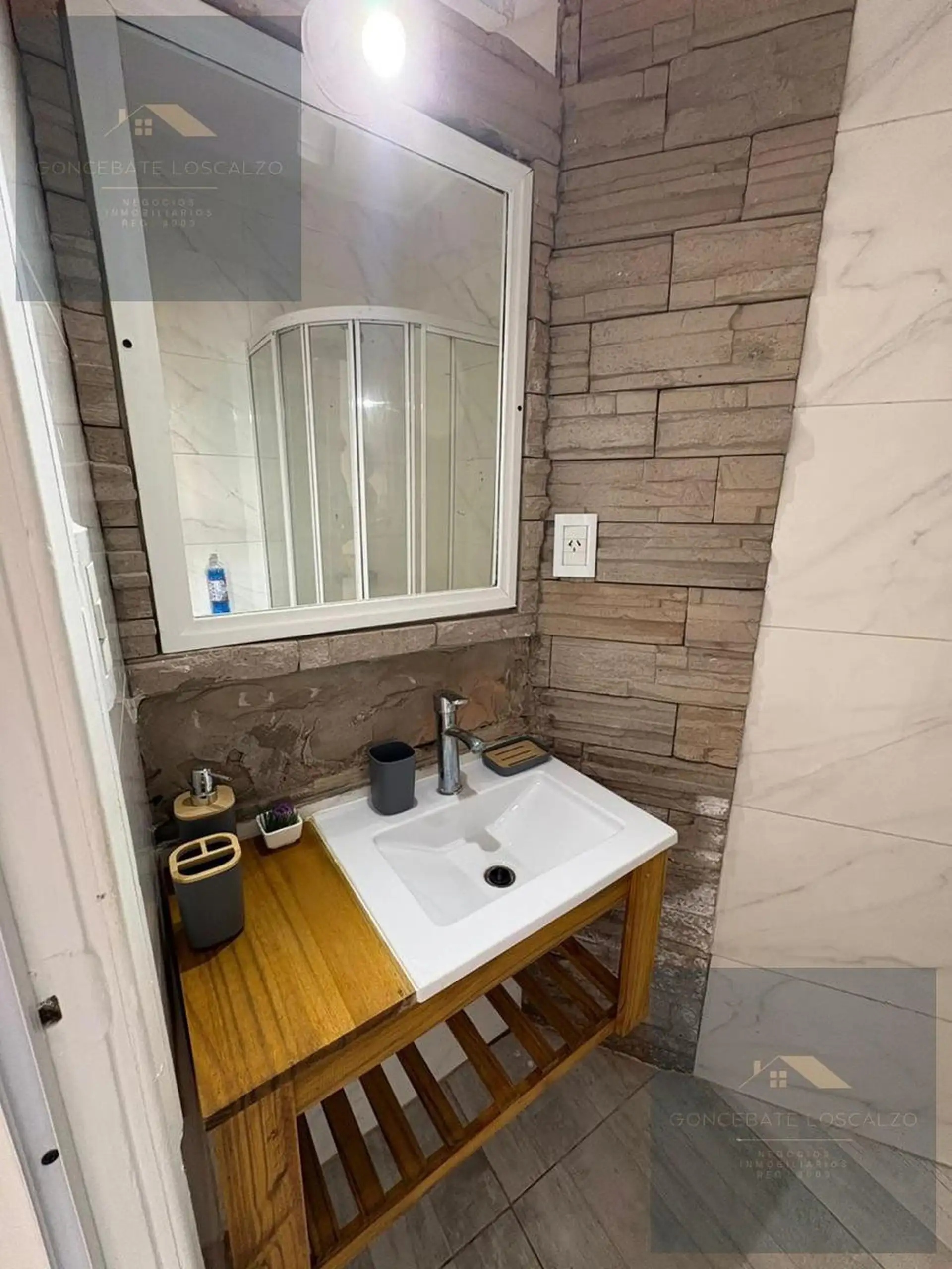 Depto 1 amb, 26m² con ascensor — Centro