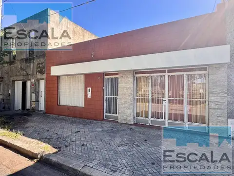 CASA DE DOS DORM CON COCHERA Y PATIO EN ALQUILER LUDUEÑA ROSARIO