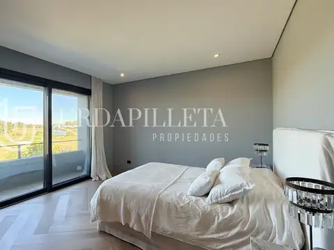 Casa en La Calesa sobre golf y laguna - Urdapilleta Propiedades